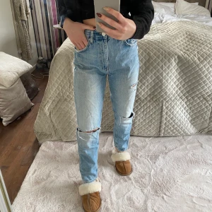 Raka jeans från Zara - Superfina raka jeans med hål och slitningar. Använt men bra skick 🤍 Jag är 162cm (köparen står för eventuell frakt)