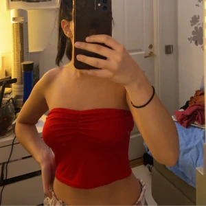 Topp - Sitter inte så tajt på mig som jag hade hoppats på. Den är i storlek s men skulle rekommendera till någon som har storlek m