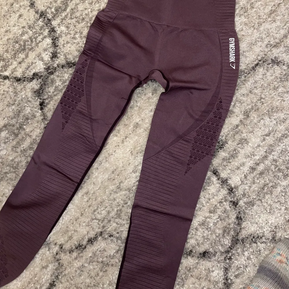 Gymshark tights!! Säljer då de aldrig kommit till användning, prislappen fortfarande på!. Jeans & Byxor.