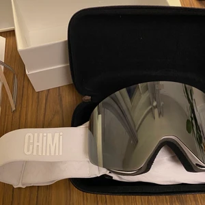Chimi Skidglasögon Litchi - Säljer mina skidglasögon från Chimi Eyewear i färgen litchi. Enbart använda en gång! Allt inkl. box, fodral, extra lins osv är som nytt. Nypris: 1600kr.