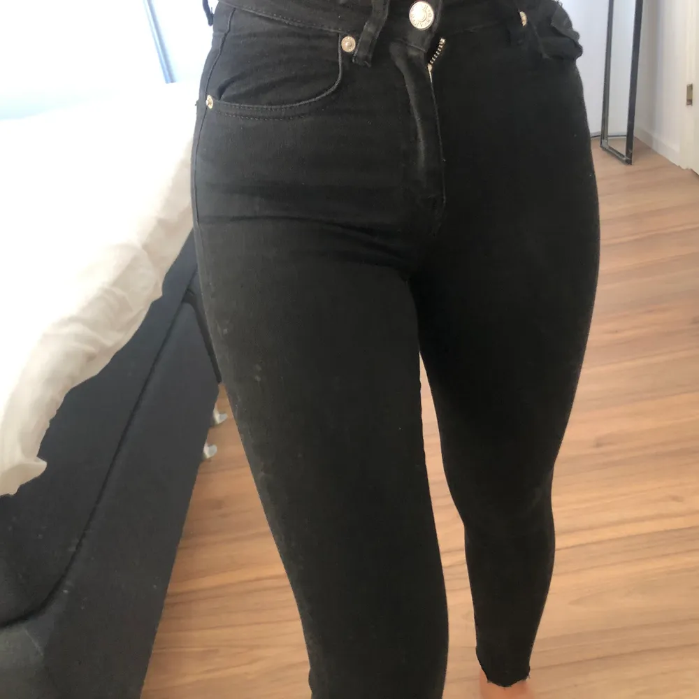 Svarta jeans från NAKD, för små för mig. Passar nån som är ungefär 1,55-1,60cm. (Petite). Jeans & Byxor.