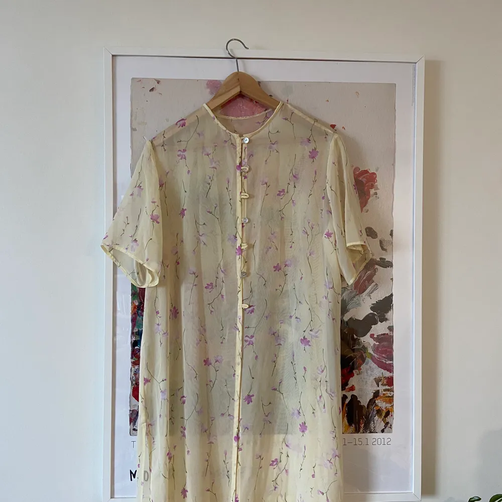 Supersöt vintage blus/kimono att ha till det mesta 🌷. Blusar.