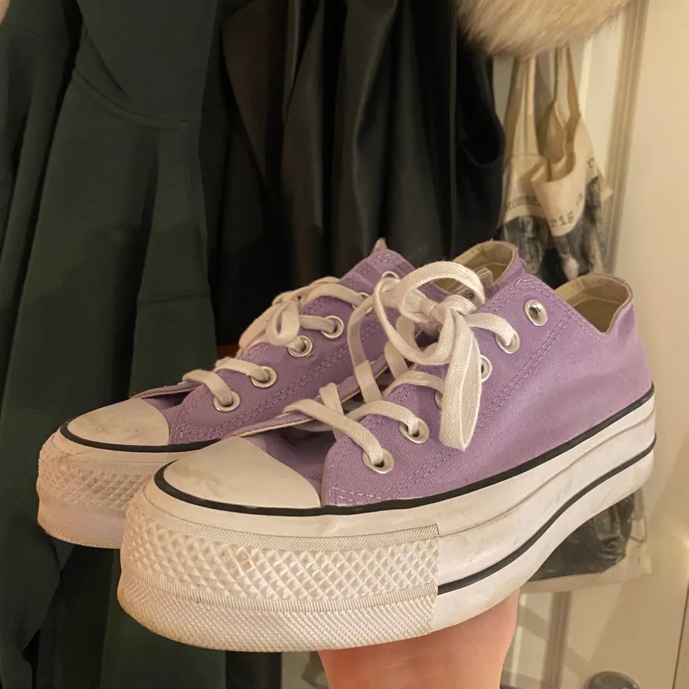 Säljer dessa jättesöta pastell lila conversen med platå sula.💜🤍 De är i princip helt oanvända och utan defekter💜🤍 nypris 846 kr , skorna ser lite smutsiga ut på bilderna men det tvättas rent innan leverans.. Skor.