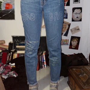 Broderade byxor - Säljer dessa byxor som en vän broderat då de ej används... 