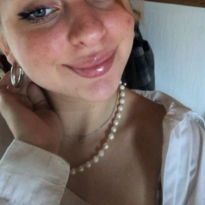 Pärlhalsband  - Handgjorda pärlhalsband/armband i olika färger och anpassade efter hur du själv vill ha det, bra kvalite och noggrant gjorda. 💗 Presenttips ✌🏻🔥 1 halsband 99kr 2 för 150kr och frakt ingår i de priset 😘 Jag skriver när pärlorna är slut, sålänge jag inte skrivet de finns de kvar. 💗 ( på halsbandet ja har på bilden är väl användt och ett nytt halsband ser inte ut sådär ) 