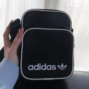 Magväska från Adidas, köpt i Adidas egen butik för 750kr, Använd ca 2-4 gånger så nästan helt ny!  Kan mötas upp i göteborg, annars posta (står inte för frakt eller postens slarv) Inga returer, Hör av dig om du är intresserad!💗