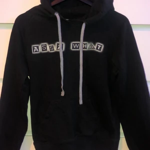 Gordon Dewoon Hoodie  - Svart fin hoodie från Gordon Dewoons merch som bara inte har kommit till användning. Den sitter bekvämt och är i storlek M men skulle kunna passa som en S. Inte kommit till användning och köpte för ingeför ett år sedan.☺️