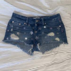 Fina och sköna jeansshorts från victoria’s secret/PINK. Mellan mörk tvätt med glittriga stjärnor strl 0 / XS💕
