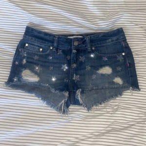 Jeansshorts Victoria’s secret strl 0/xs - Fina och sköna jeansshorts från victoria’s secret/PINK. Mellan mörk tvätt med glittriga stjärnor strl 0 / XS💕