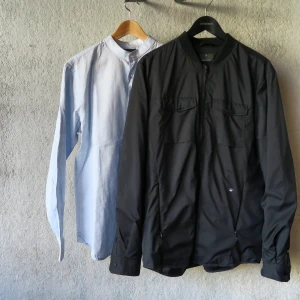 Kläder våren  - BILD 1: Himmelsblå skjorta, M från Clean cut Copenhagen 400kr, vindjacka M från Junk de Luxe 650kr. BILD 2: Jacka med huva, marinblå, M från Shine Original 400kr