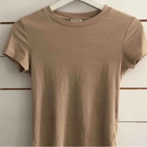 Monki t-shirt  - Supersöt beige t-shirt från Monki, köpt i höstas men säljer pga att jag aldrig använder den. Kan mötas upp i uppsala eller stockholm men annars står köparen för frakt 🌼