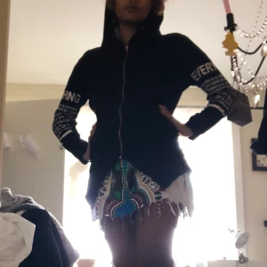 Everything is a copy of everything - Svart ganska tunn men varm hoodie med dragkedja. Säljer pga kommer inte till användning 