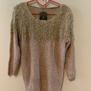 Nytt Stickad tröja i storlek m - Nytt Tröja i storlek m, fin skick, finns hämta i Stockholm, kan även skicka via post