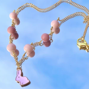 Halsband i guld med rosa kanin och pärlor - 🐣PÅSK-KOLLEKTION🐣 Halsband med rosa kanin på🐇💗 Perfekt till kaninägaren eller för att vara påskfin🥰 