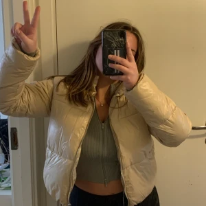 Pufferjacka beige NAKD - En oanvänd beige pufferjacka från NAKD designad av influencern Miss Lisibell. Denna jackan är underbar inför våren och har en perfekt passform. Vi kör  bud från 150 kr fram tills tisdag kl 18.00 🥰 Ps. Köparen står för frakten om ej hen kan ses i Borås! Frakten kostar 62 kr.🤩