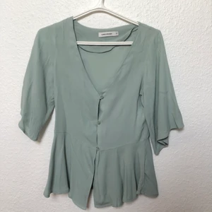 Carin Wester blus - Säljer en av mina favoritbluser då den blivit för trång kring brösten! Den har ett jättefint fall och kroppnära passform, perfekt vår- och sommarblus🌺🌸🌸 Blusen är använd ganska mycket men är i nyskick!💗