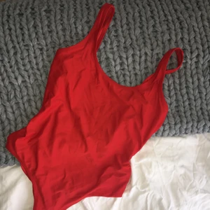 Röd baddräkt  - Röd baddräkt med låg rygg från Weekday. Storlek S. Passform: S-M. Pris 120kr. Har swish. Kan mötas upp i Lund
