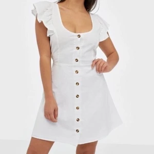 Nelly klänning, strl: 34 - En jättefin klänning från Nelly. Helt oanvänd och har prislappen kvar, storlek 34