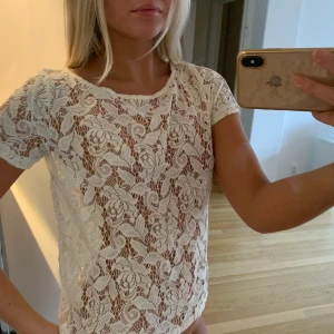 Spets t-shirt - T-shirt i spets, använd en gång 