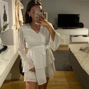 Klänning  - Säljer min superfina klänning som endast är använd vid ett tillfälle, finns en liten sminkfläck på kanten men syns inte alla vid användning💕💕🥰