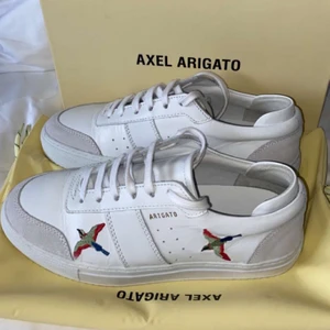 Axel Arigato sneakers - Helt nya, oanvända, ÄKTA Axel Arigato sneakers! Endast testade 💛 Buda i kommentarerna eller privat 