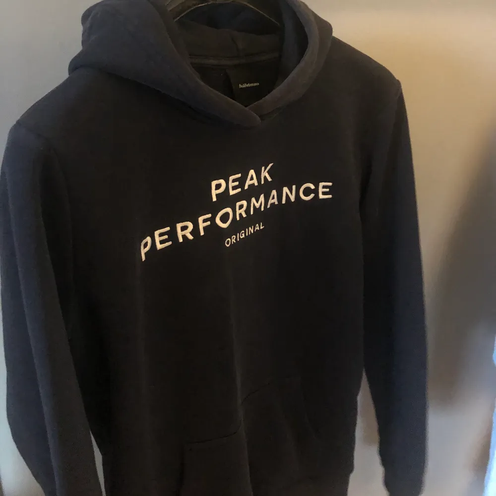 As fin hoodie från peak performance, säljer pga för liten för mig. Storleken är mellan XS & S.. Hoodies.