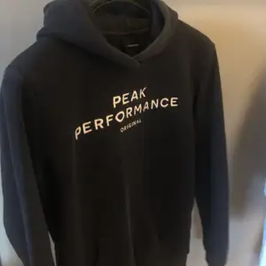 As fin hoodie från peak performance, säljer pga för liten för mig. Storleken är mellan XS & S.