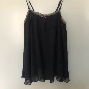 Mörkblått linne med spetsdetaljer - Linnet är i strl 40 men pågrund av materialet och modellen skulle jag säga att den är one size fits all, passar därför bra på mig som har xs 💓💓
