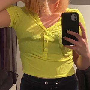 T-shirt (H&M) - T-shirt från H&M! (Mer neon i verkligenheten)                                         Fint skick.                                                        Storlek S                                                               Köparen står för frakten! (Kan ej mötas upp pga Corona)                                                        Hör av dig om du undrar över något💕
