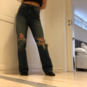 Zara jeans - Säljer dessa coola jeans från Zara. De är storlek 34 men passar mig som oftast bär 36. Köparen står för frakten💓💓