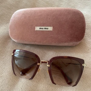 Miu Miu solglasögon  - Modell 0MU 52RS 5224. I princip oanvända. Självklart original inköpta på Synsam (dock ej kvitto kvar). Nypris 2900kr