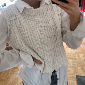stickad väst - jättesöt stickad väst som tidigare var en tröja från nelly, men gjorde om den till en väst hihi😜😜✨💞
