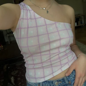 Mönstrigt linne  - Säljer mitt mönstriga linne från NAKD i storlek S då jag inte har användning till den,som oxå är slutsåld men riktigt snygg till sommarn!!