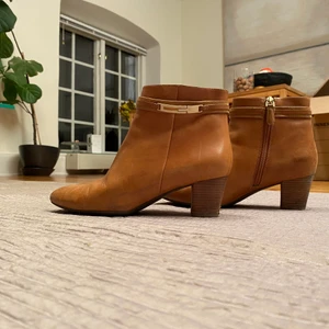 Såå snygga stövletter! - Jättesnygga stövletter i fint skick. Är i en snygg brun/beige färg med några gulddetaljer och är i storlek 39 från Ecco, med en fin klack. Priset kan diskuteras! Köparen står för frakt:) några få defekter på användning av skorna men syns inte alls mycket!