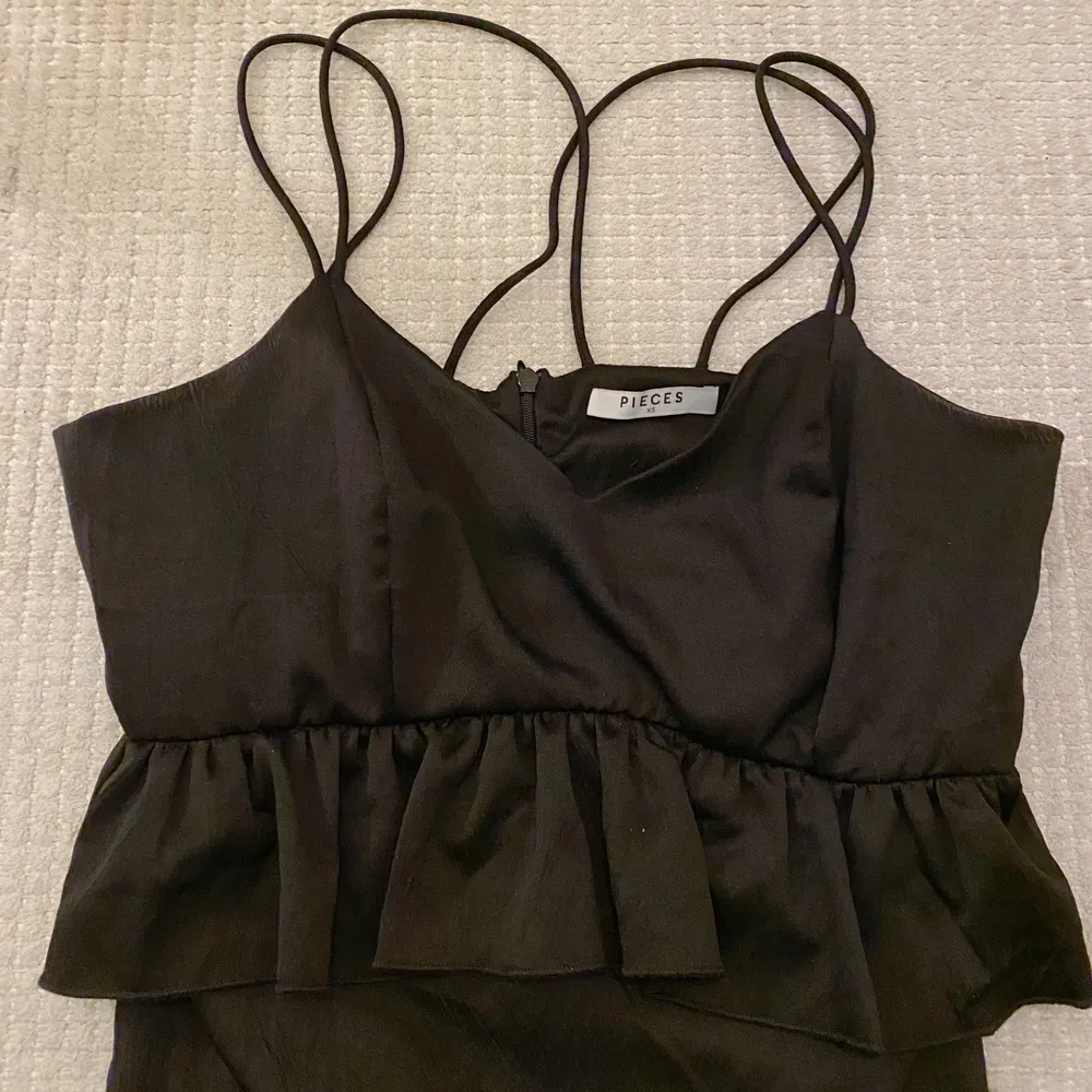 Svart långklänning från Vero Moda i märket Pieces, använd en gång som nyårsklänning, som ny, relativt stor i storleken känns som en S👠🥀. Klänningar.