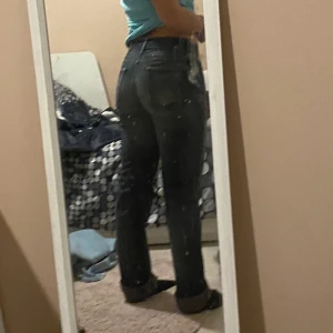 Jeans  - Ett par lågmidiade jeans från Acne. Säljer för att dom är långa i bena. ( jag är 155cm) tror att i längden skulle dom passa bra för 160cm och upp. 🥰