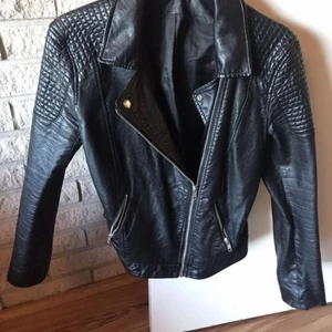 Skinnjacka M - Använd men i bra skick. Storlek M. Skickar spårbart 