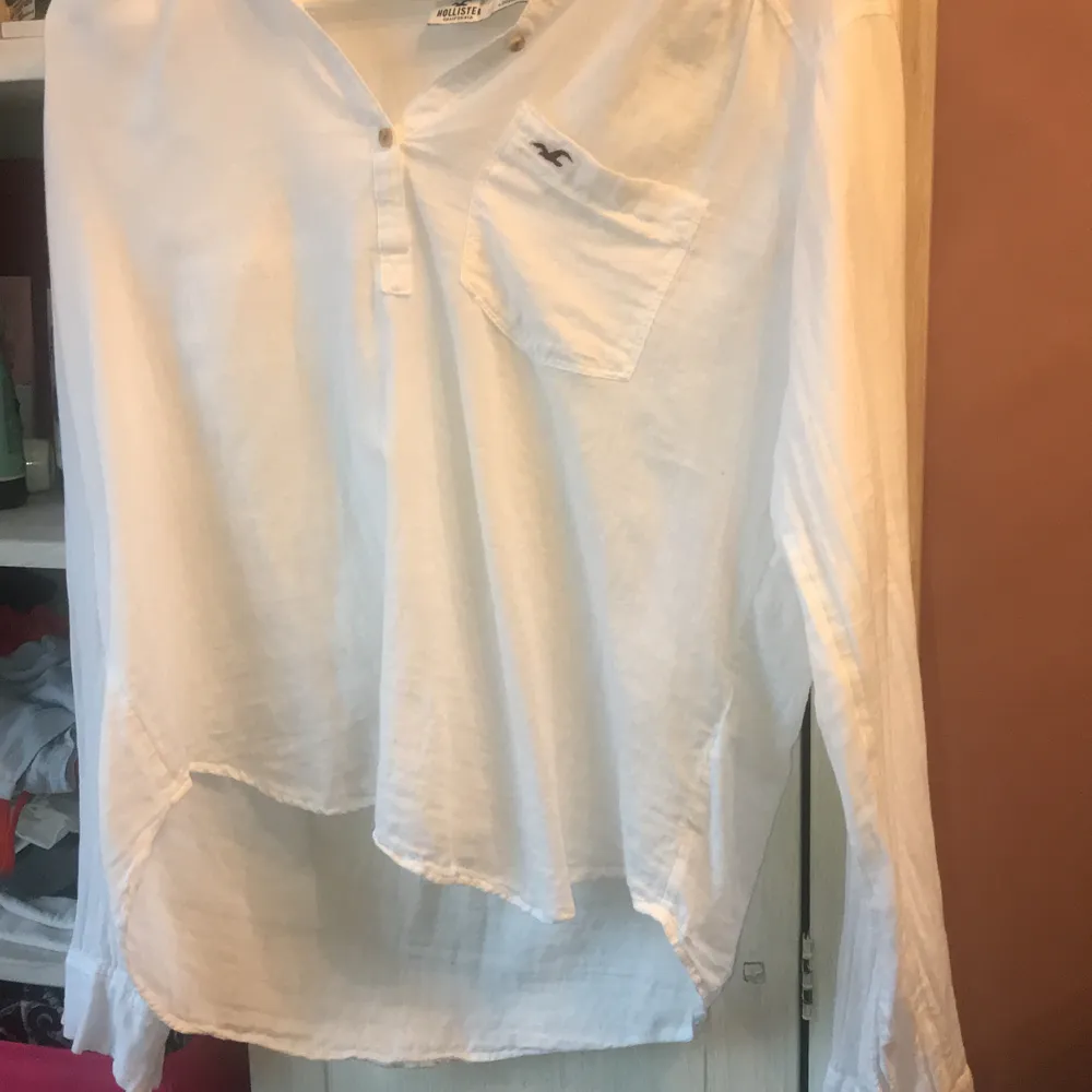 En vit hollister skjorta. Storöek M och ganska see thru. Knappt använd och säljs pga att den är för liten.. Skjortor.