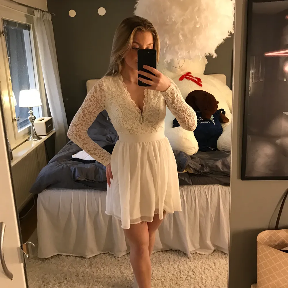 säljer denna drömmiga klänning som är använd två gånger på skolavslutning. Den är vit med fina spets detaljer och är köpt på NELLY.com för ca 500kr. frakt tillkommer🥰. Klänningar.