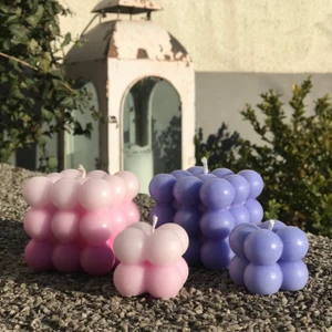 Bubble ljus - Nu finns det möjlighet att börja beställa ljus från oss Mee.Candles!  Ljusen är gjorda av 100% stearin! Ljusen finns i två olika storlekar, de på bilden, och man har möjlighet att välja mellan tre färger. Vi har färgerna vit, rosa och blå som finns att få i olika nyanser. Våra stora ljus kostar 70kr styck och dom små kostar 35kr. Vill man ha ett randigt ljus tillkommer en kostnad på 15kr. Beställning görs vid Dm här på plick eller på vår instagram @meecandles.uf !🕯
