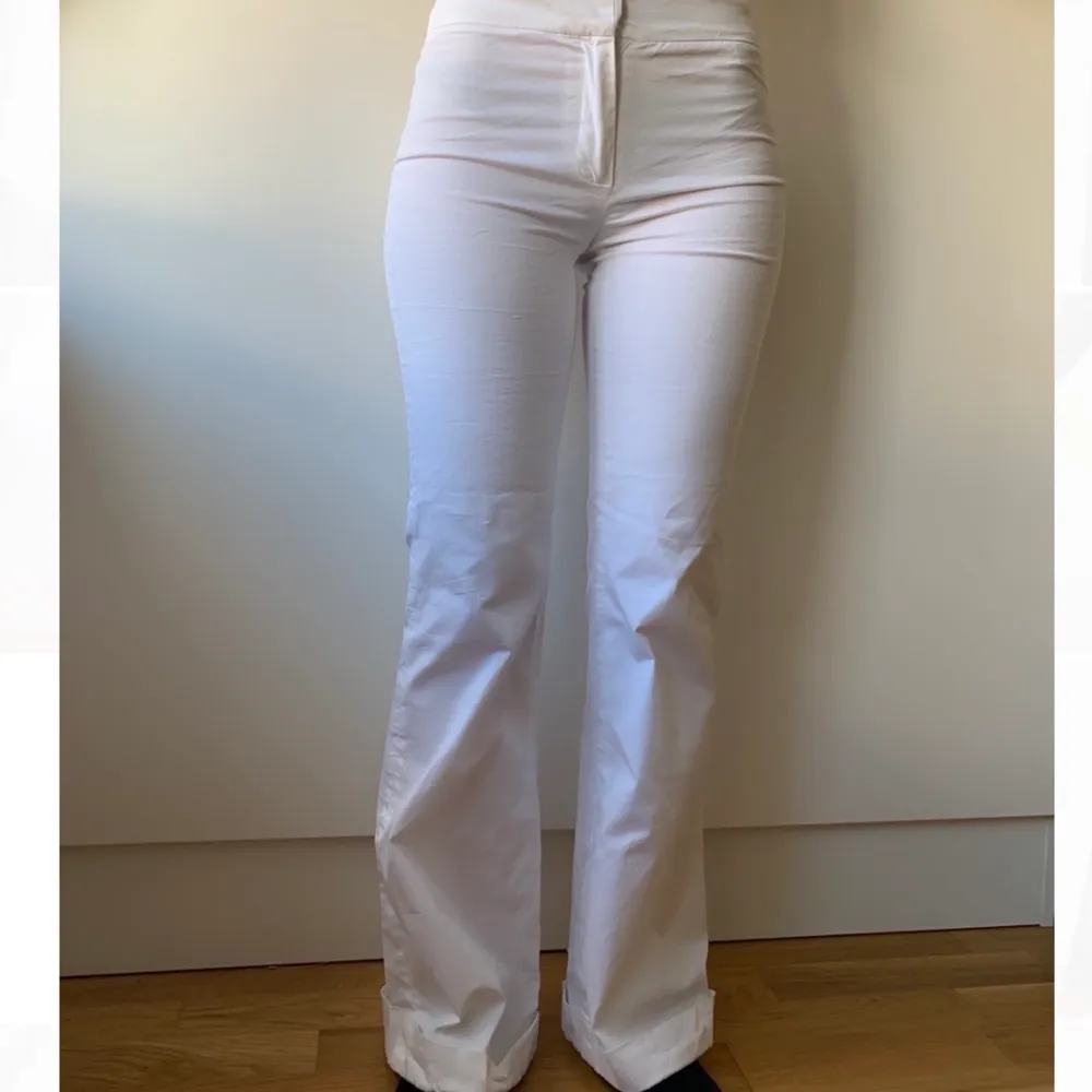 Versace vintage vita byxor i st xs. Personen på bilden är 165 cm. Använda några gånger, men bra skick. Aningen genomskinliga. Nypris: 700 kr. Säljer för: 300 kr.. Jeans & Byxor.