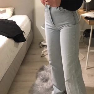 Vida Zara Jeans - Säljer dessa vida zara jeansen, dem är sjuuukt snygga men tyvärr lite för små. Dem e avklippta snyggt och är perfekt tillochmed lite långa på mig som är 167cm cirka. Bra skick! Frakt tillkommer