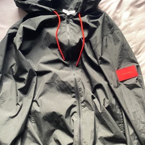 Calvin Klein vårjacka - Calvin Klein swimwear jacka i nyskick i storlek M. Nypris är 1000kr och jag säljer för 550kr. Passar för både kille som tjej! 😊