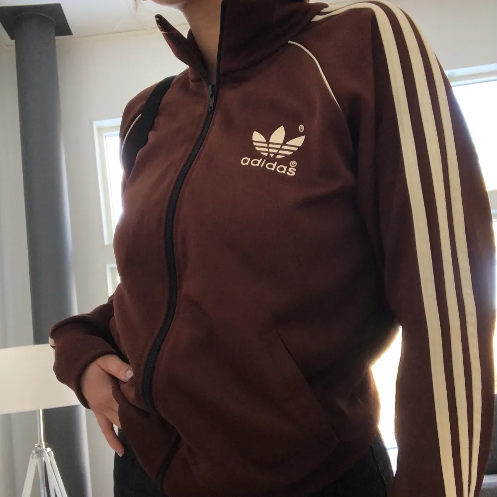 Säljer denna coola bruna adidas koftan!!, strl S och sitter väldigt bra! Har ett adidas märke på ryggen också!. Hoodies.