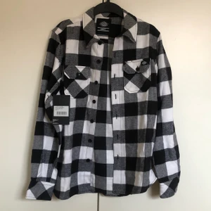 Rutig skjorta på Dickies - Säljer min super fina skjorta från Dickies eftersom jag har två av den. Den är helt ny och aldrig använd med lappar kvar! Den är i storlek S men i en oversize modell. Köpte skjortan för 600kr och säljer för 250kr. Köparen står för frakten! 