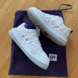 Eytys sonic  - Säljer mina Eytys i strl 39, använda men ändå bra skick. Tvättas självklart innan. Nypris: 2000 kr 💞 HÖGSTA BUD: 750 + frakt 120 kr spårbart