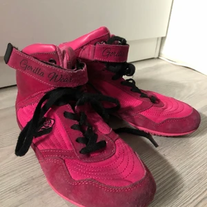 Lyftarskor Gorilla Wear  - Rosa lyftskor, storlek 37. I använt skick med en del slitningar, därav priset. Funkar bra i övrigt. 