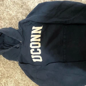 Uconn hoodie - Superfin hoodie! Lånade bilder från thrift head för de är en exak lika dan, första bilden är egen! Buda i kommentarerna från 150kr+66kr frakt!🥰