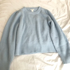 Blå stickad tröja - snålt använd pris diskuteras samt leverans 