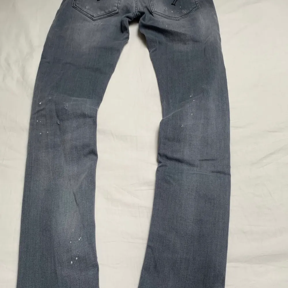Säljer ett par Dondup Jeans i storlek 29 (midja) av modellen George. Säljes pga att dem är för små för mig helt enkelt. Dem ser helt oanvända ut.. Jeans & Byxor.